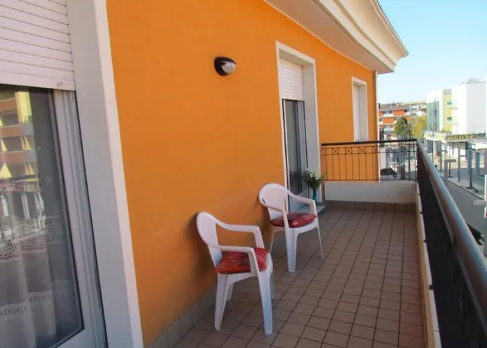 Large For Up To 9 Guests Апартаменти *