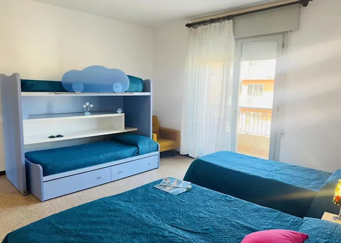 Large For Up To 9 Guests Апартаменти *